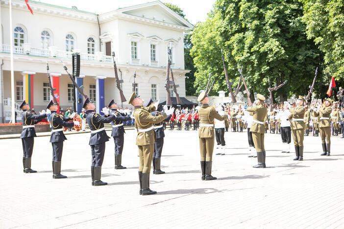 Valstybės vėliavų pakėlimo ceremonija Prezidentūroje