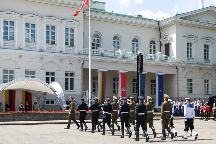 Valstybės vėliavų pakėlimo ceremonija Prezidentūroje