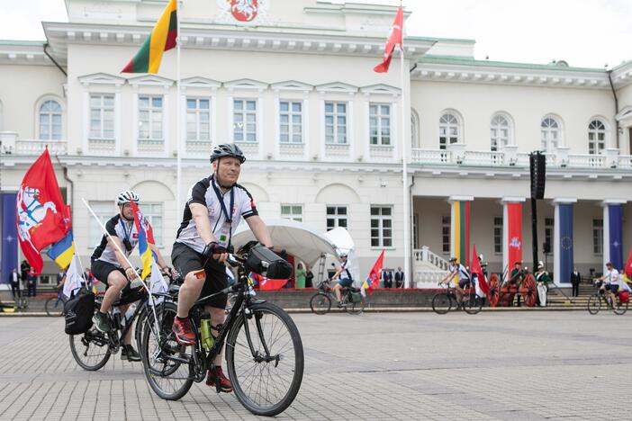 Valstybės vėliavų pakėlimo ceremonija Prezidentūroje