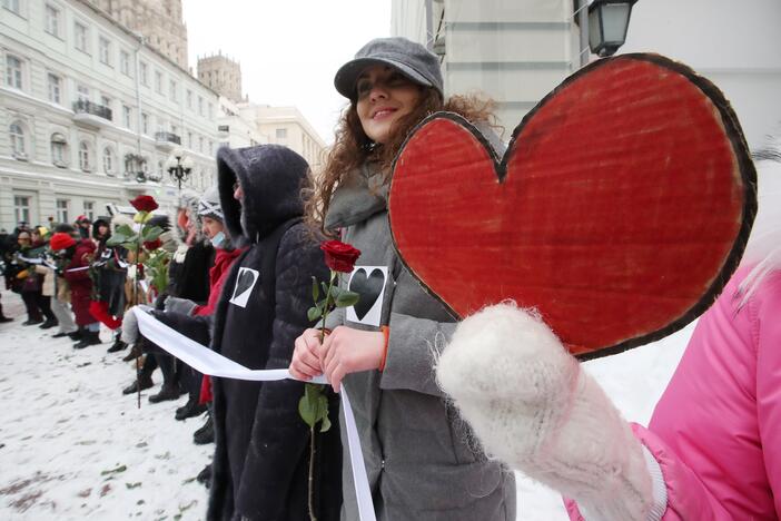 Rusijoje protestuodamos moterys Valentino dienos proga formavo žmonių grandines