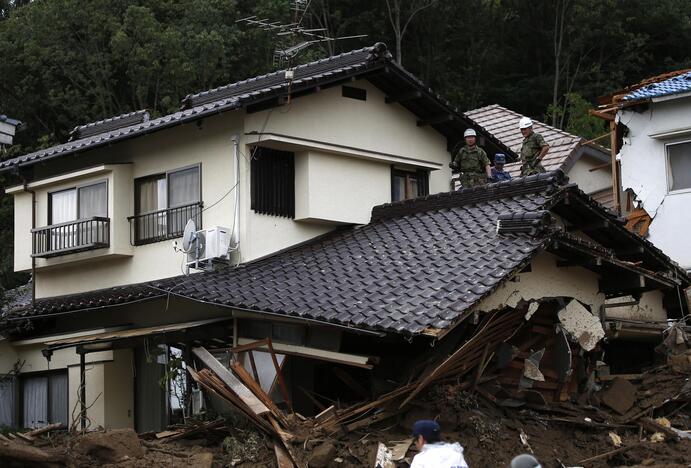 Nuslinkusi žemės nuošliauža Japonijoje