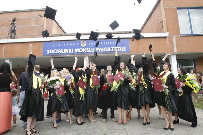 Bedarbiai: šiemet studijas baigę absolventai, vos pasidžiaugę gautais diplomais, jau skuba į darbo biržą.