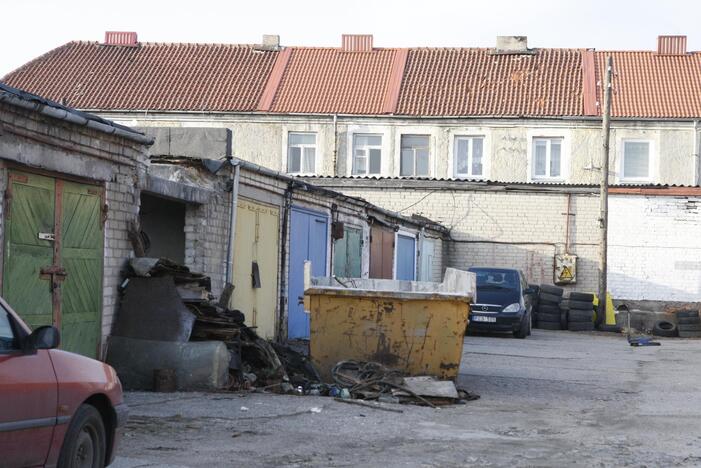 Bėdos: uostamiestyje vis dar stūkso daugybė apleistų statinių.