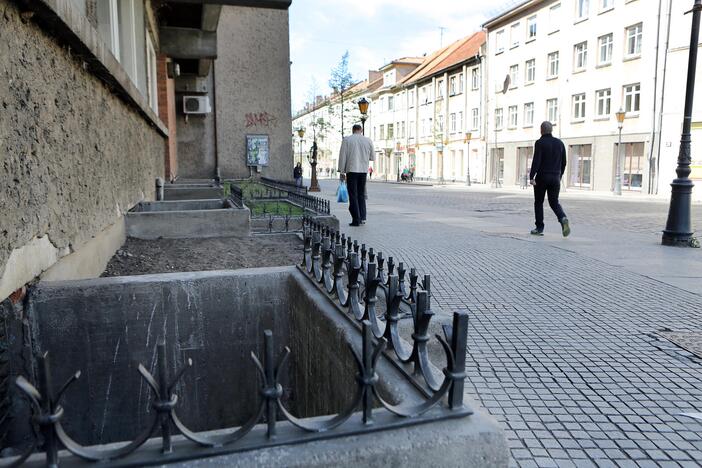 Užkardai: anksčiau senamiesčio prieigose dienas leidusiems benamiams patogiai įsikurti turėtų trukdyti tvorelė.