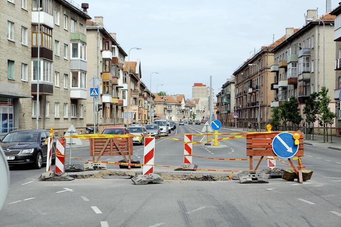 Trukdis: beveik per visą sankryžą išsiplėtusi duobė gyventojus į darbus išveja anksčiau.