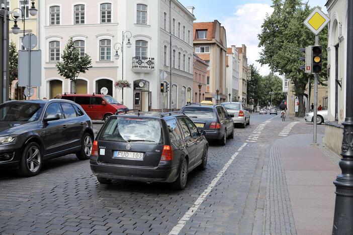 Dvejonės: uostamiesčio valdžia dar nėra apsisprendusi, ar užverti Tiltų gatvę automobiliams nuo rugsėjo 1 dienos, kaip buvo žadėta.