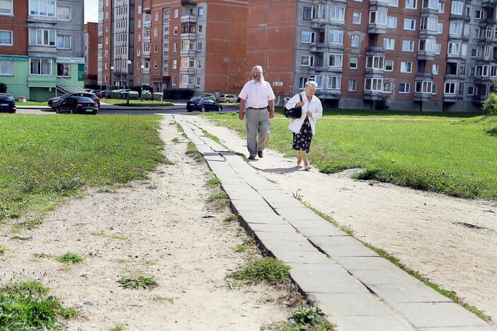 Ateitis: šiemet, kaip ir kiekvieną rudenį, vos palijus klaipėdiečiai dėl siauro tako klampos per purvynus.