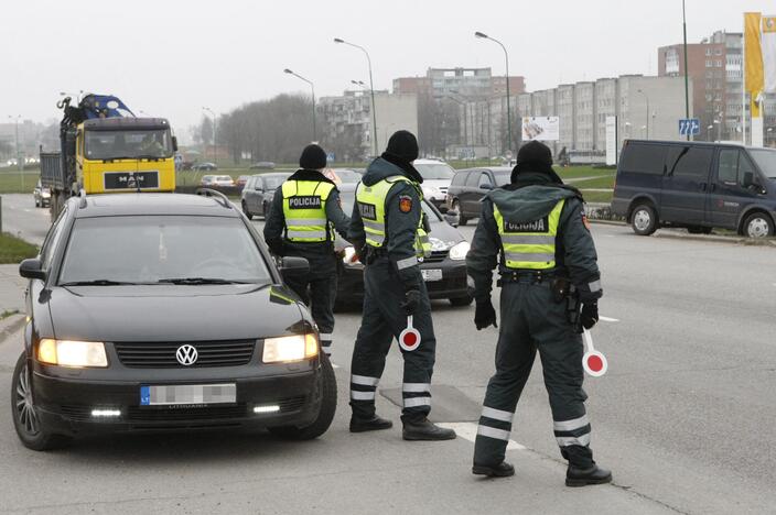 Patikra: kelių policininkai tikrina vairuotojus ir dieną, ir naktį, ir darbo, ir išeiginėmis dienomis.