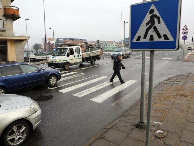 Sprendimas: nors Naujojoje Uosto gatvėje esančioje pėsčiųjų perėjoje įrengtas kryptinis apšvietimas, perėja bus panaikinta.