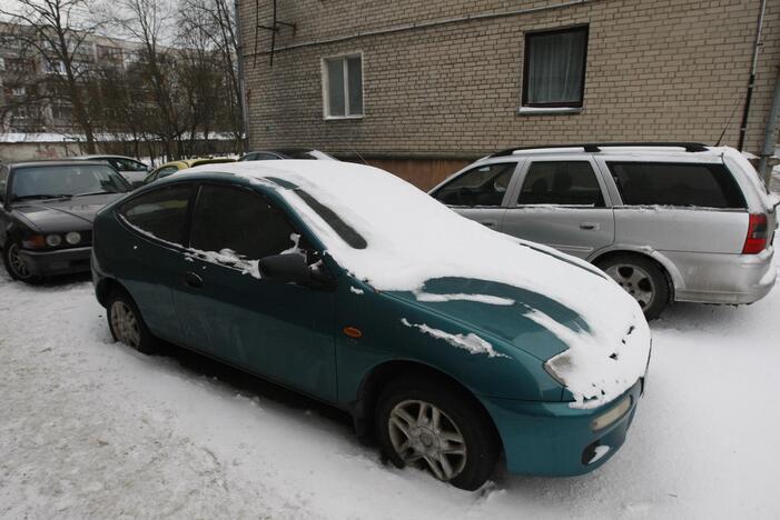 Kontrolierius užplūdo skundai dėl kiemuose paliktų nenaudojamų automobilių.