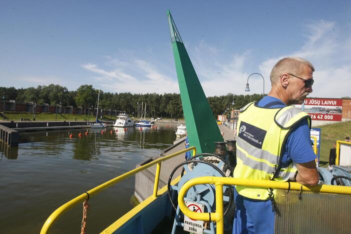 Situacija: iki šiol nereglamentuotas turistinių autobusų su kruizinių laivų keleiviais perkėlimas per Kuršių marias kelia itin daug problemų.