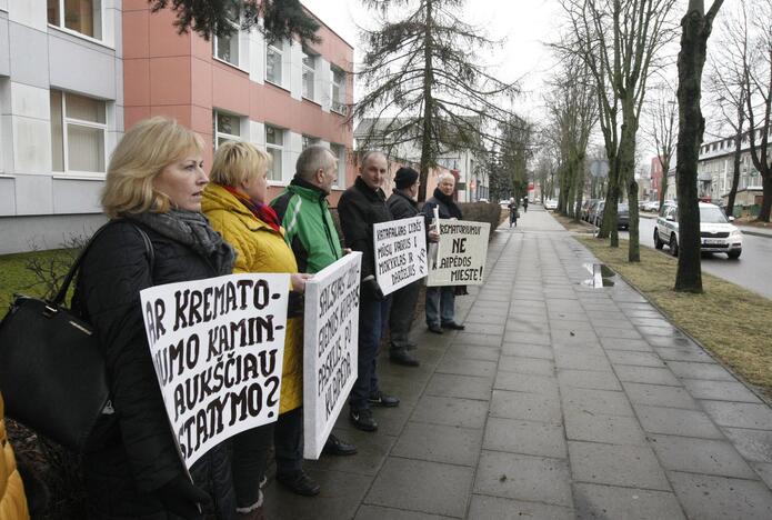 Metų pradžioje atkakliai pasipriešinę verslininkų užmojams mieste statyti krematoriumą gyventojai vėl sunerimo, kai paaiškėjo, jog nuo lapkričio 1-osios įsigaliosiantys įstatymai verslininkams suteiks nuolaidų dėl šio objekto atsiradimo.