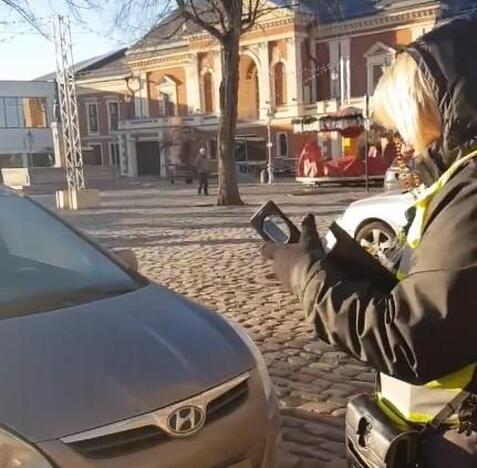 Papiktino: klaipėdietis užfiksavo kontrolierę, kuri fotografavo rinkliavos nesumokėjusių vairuotojų automobilius.