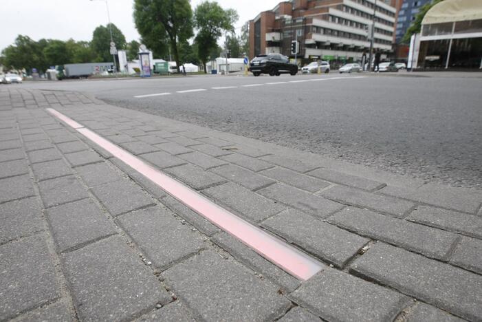 Nešviečia: Klaipėdos centre, ties pėsčiųjų perėjomis, šviečiančios juostos, nepraėjus nė pusei metų nuo įrengimo, sugedo ir iki šiol neveikia.