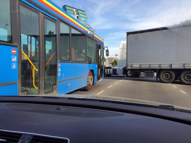 Situacija: dažną dieną į Centrinį Klaipėdos terminalą važiuojantys vilkikai užkemša sankryžas.