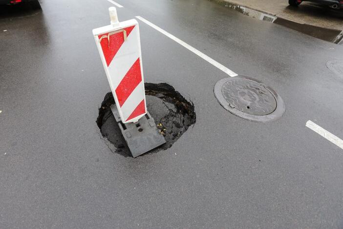 Duobėtame kelyje apgadintas automobilis: ką daryti, norint gauti kompensaciją?