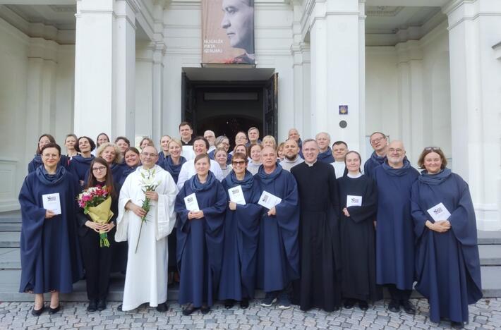 Balsai: jungtinis choras „Cantores Montis Pacis“, kartu su kolegomis atliksiantis kūrinių iš katalikų liturginės muzikos lobyno ir J. Naujalio.