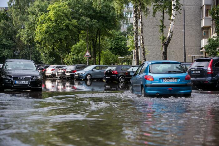 Po alinančios kaitros Kauną nuplovė liūtis