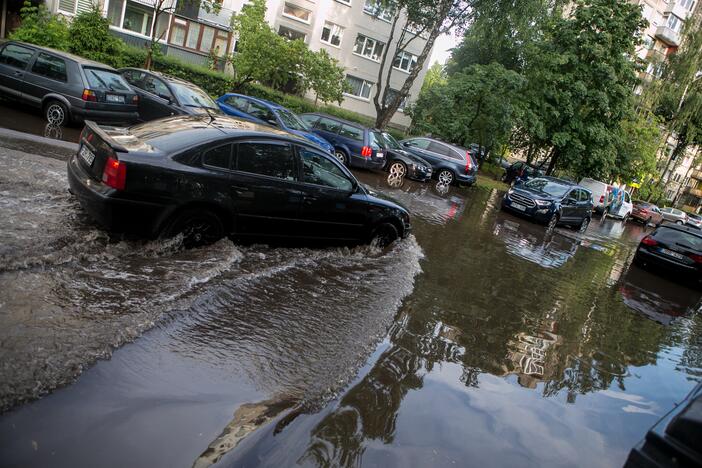 Po alinančios kaitros Kauną nuplovė liūtis