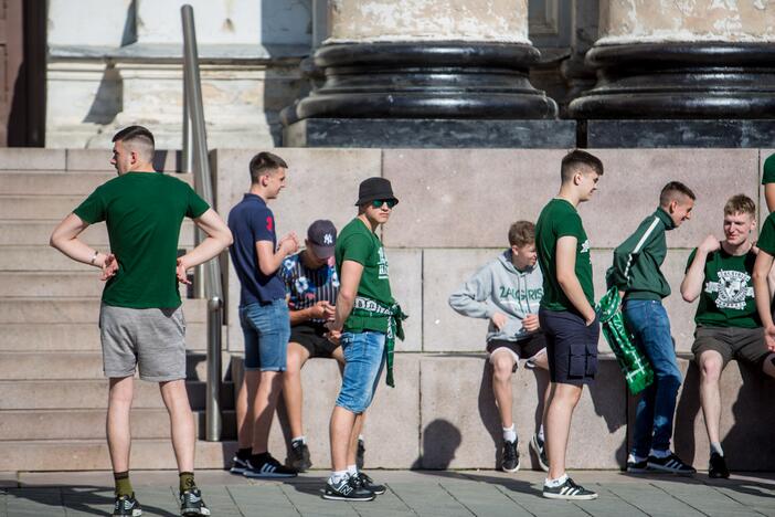 „Žalgirio“ sirgalių eisena prieš LKL finalo rungtynes