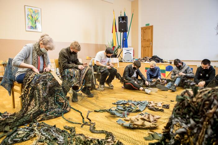 Kauno statybos ir paslaugų mokymo centro auklėtiniai pina maskuojamąjį tinklą Ukrainos kovotojams