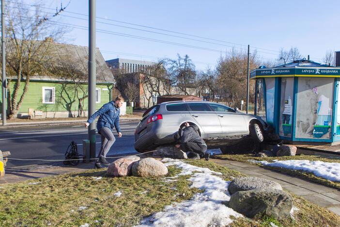 Žaliakalnyje automobilis rėžėsi į kioską