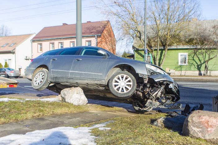 Žaliakalnyje automobilis rėžėsi į kioską