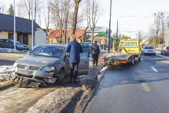 Žaliakalnyje automobilis rėžėsi į kioską