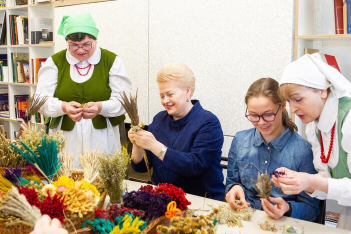 Prezidentė dalyvavo velykinėse edukacinėse dirbtuvėse