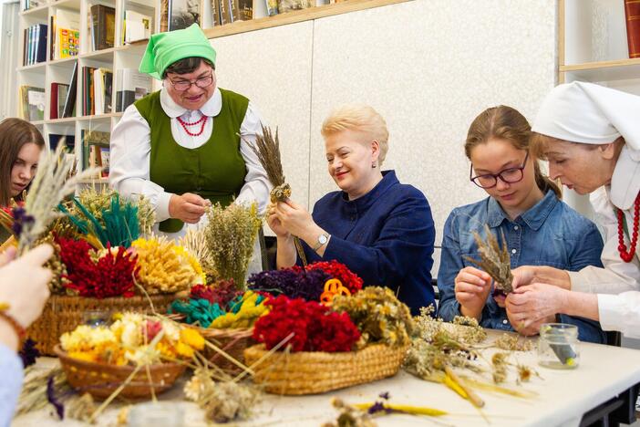 Prezidentė dalyvavo velykinėse edukacinėse dirbtuvėse