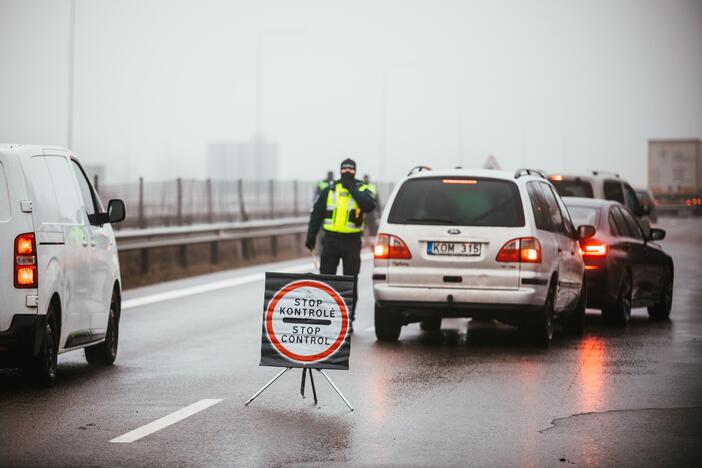 Policija pradėjo masinę judėjimo kontrolę