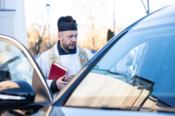 Pristatytas ir pašventintas inovatyviausias Lietuvoje katafalkas-visureigis