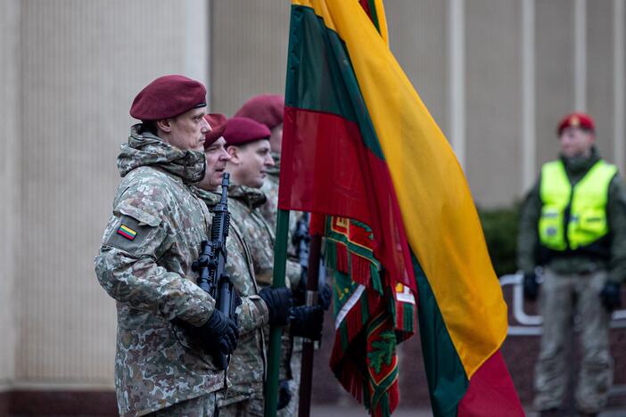 Iškilminga karių rikiuotė Nepriklausomybės aikštėje