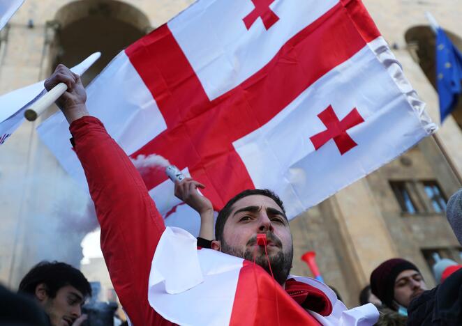 Sakartvele protestuoja tūkstančiai žmonių