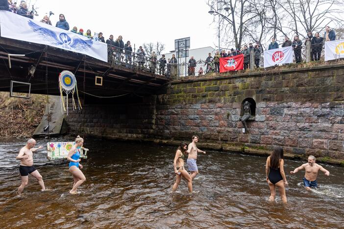 Apeiginės maudynės „Šaltos undinės karštame vandenyje“