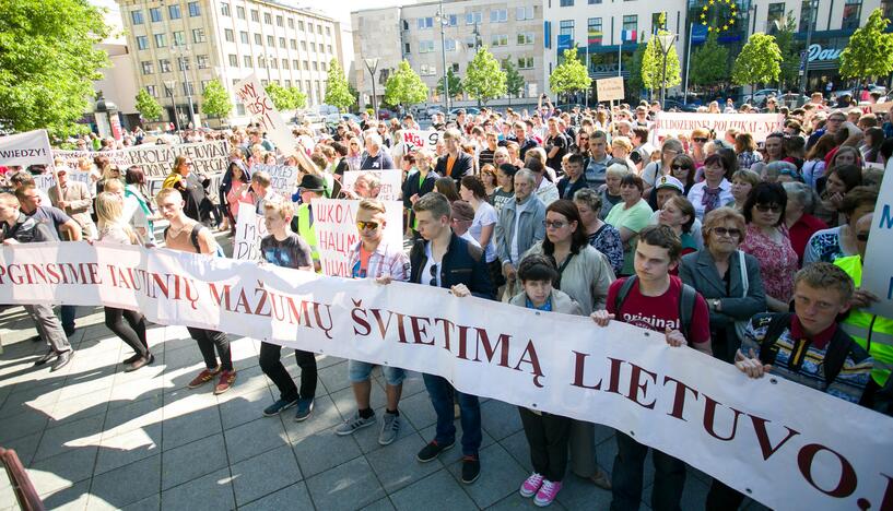 Bandoma lengvinti lietuvių kalbos egzaminą tautinių mažumų moksleiviams