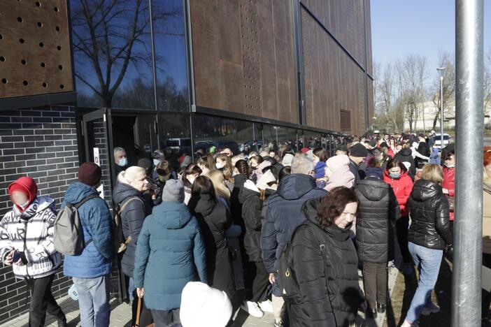 Laukimas: vakar 10.30 val. prie pabėgėlių centro driekėsi ilga laukiančiųjų eilė.