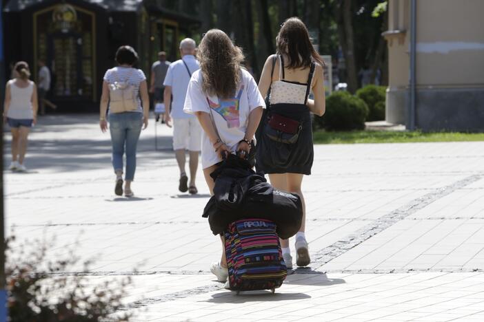 Nepasisekė: iš svečių namų išvytos merginos turėjo skubiai ieškotis kito kambario, kad netektų nakvoti gatvėje.