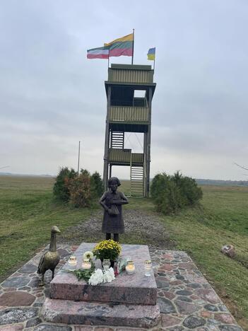 Atminimui: Šilutės rajone, Šlažuose, Liudo Puškoriaus iniciatyva sukurta skulptūra (skulptorius Kęstutis Keparutis) ir nauja atminties vieta, skirta vilko vaikams.