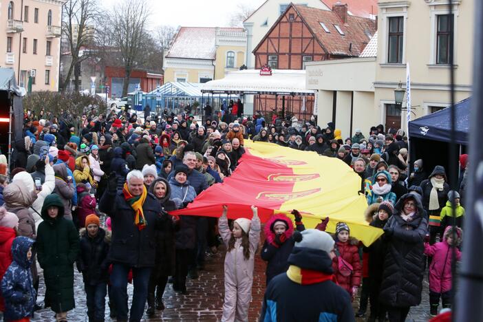 Iškilmingai: uostamiesčio gatvėmis vėl žygiuos klaipėdiečiai, nešini įspūdingo ilgio miesto vėliava.