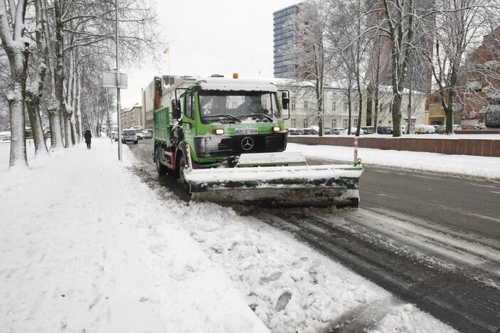 Nesaugu: nors gatvės ir valomos, nelaimių išvengti veikiausiai nepavyks.