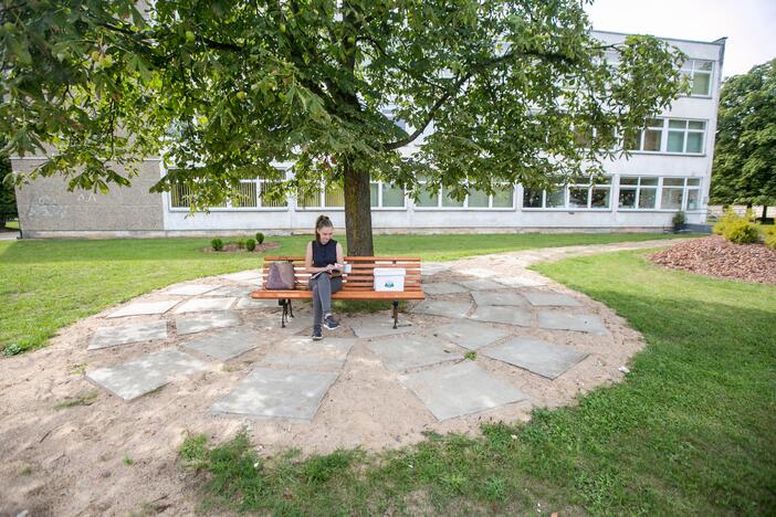 Palemono biblioteka kviečia prisėsti ant skaitymo suoliuko