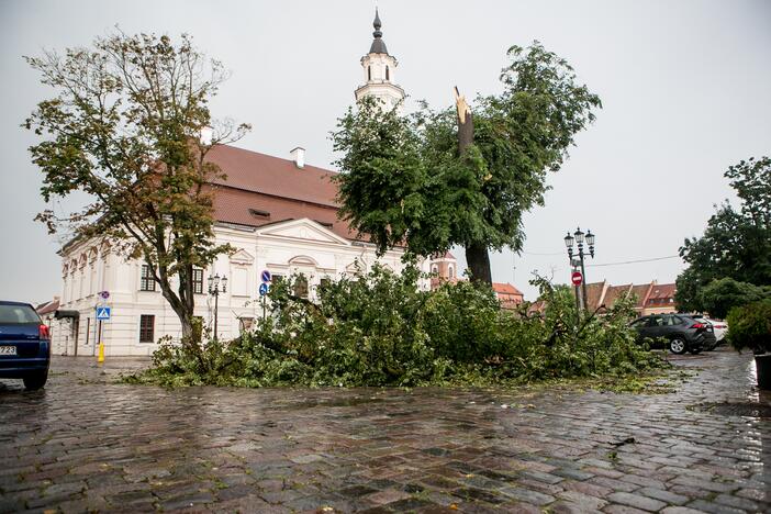 Po alinančios kaitros Kauną nuplovė liūtis