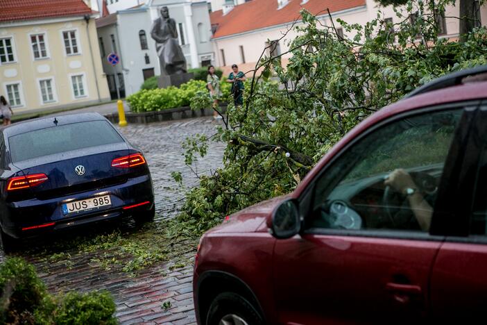 Po alinančios kaitros Kauną nuplovė liūtis