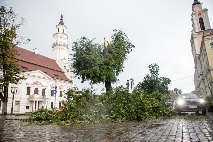 Po alinančios kaitros Kauną nuplovė liūtis