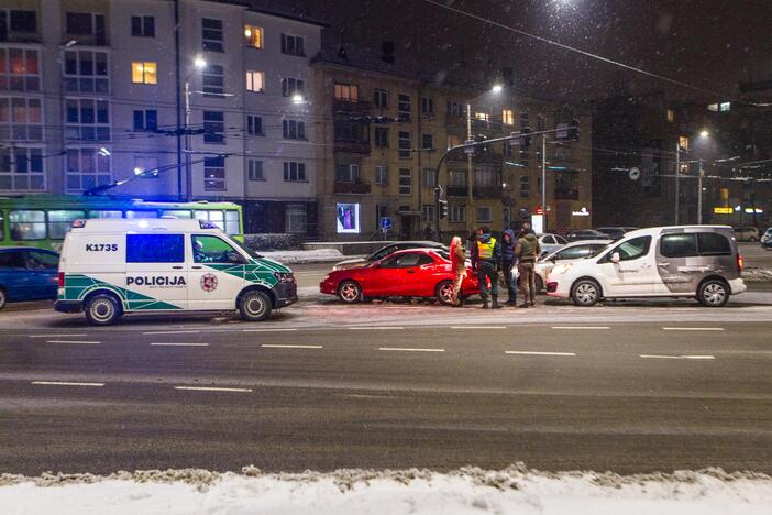 Keturių automobilių avarija „aklųjų“ sankryžoje