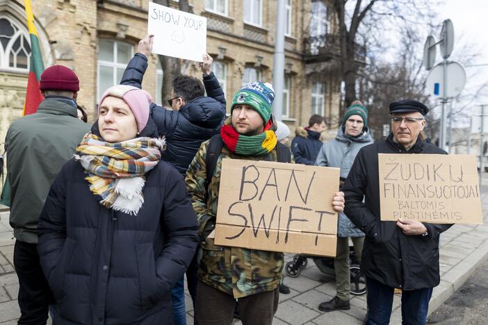 Protestas prie Vokietijos ambasados už sankcijų taikymą Rusijai 