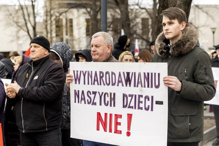 Lenkų protestas dėl mokyklų jungimo