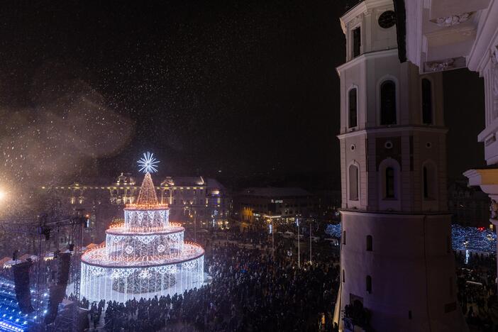 Sostinės Katedros aikštėje įžiebta Kalėdų eglė