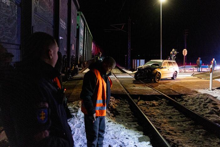 Automobilis susidūrė su traukiniu